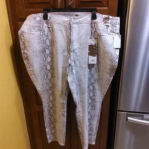 NWT 24W White Snakeskin Ankle* Pants Firm Price* Last 1